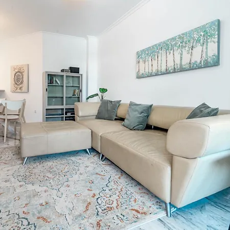 Lovely And Spacious 3-bedroom Apartment, 150m Walk To The Apartment
