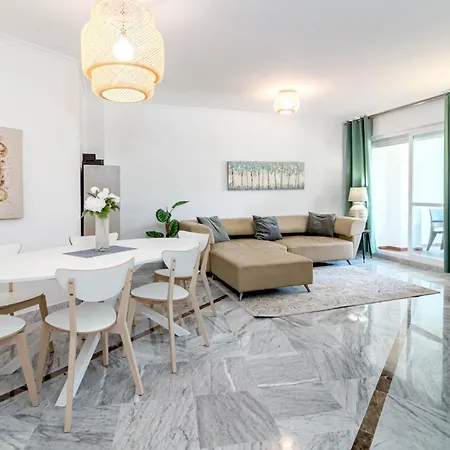 Apartment Lovely And Spacious 3-bedroom Apartment, 150m Walk To The