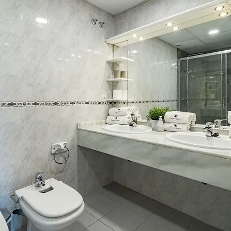 Lovely And Spacious 3-bedroom Apartment, 150m Walk To The
