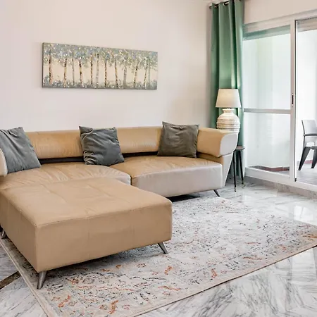 Apartment Lovely And Spacious 3-bedroom Apartment, 150m Walk To The Marbella