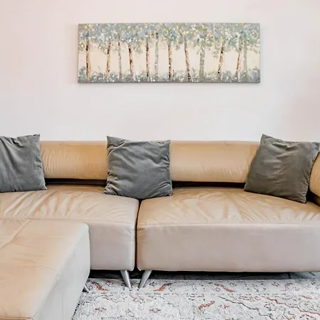 Apartment Lovely And Spacious 3-bedroom Apartment, 150m Walk To The