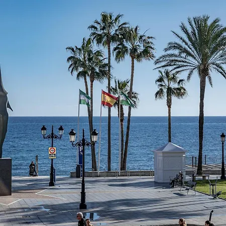 Apartment Lovely And Spacious 3-bedroom Apartment, 150m Walk To The *