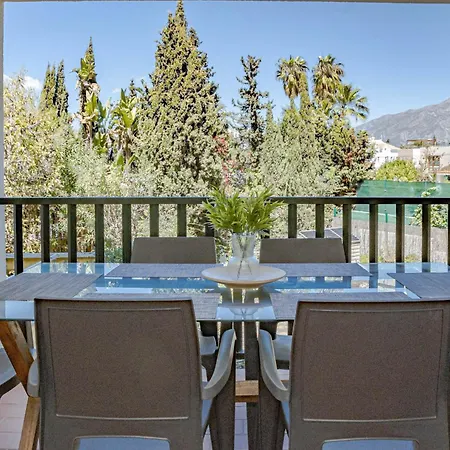 Apartment Lovely And Spacious 3-bedroom Apartment, 150m Walk To The Marbella
