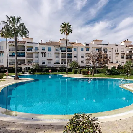 Apartment Lovely And Spacious 3-bedroom Apartment, 150m Walk To The