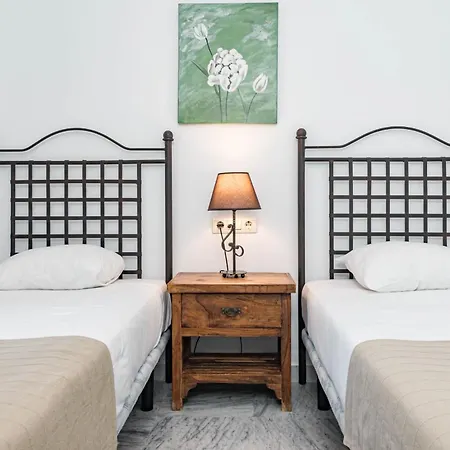 Lovely And Spacious 3-bedroom Apartment, 150m Walk To The *