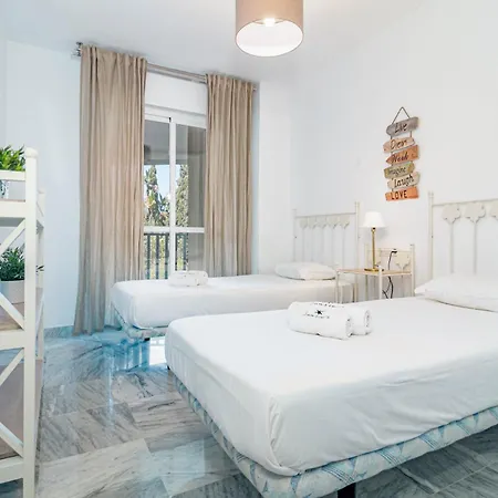 Apartment Lovely And Spacious 3-bedroom Apartment, 150m Walk To The *